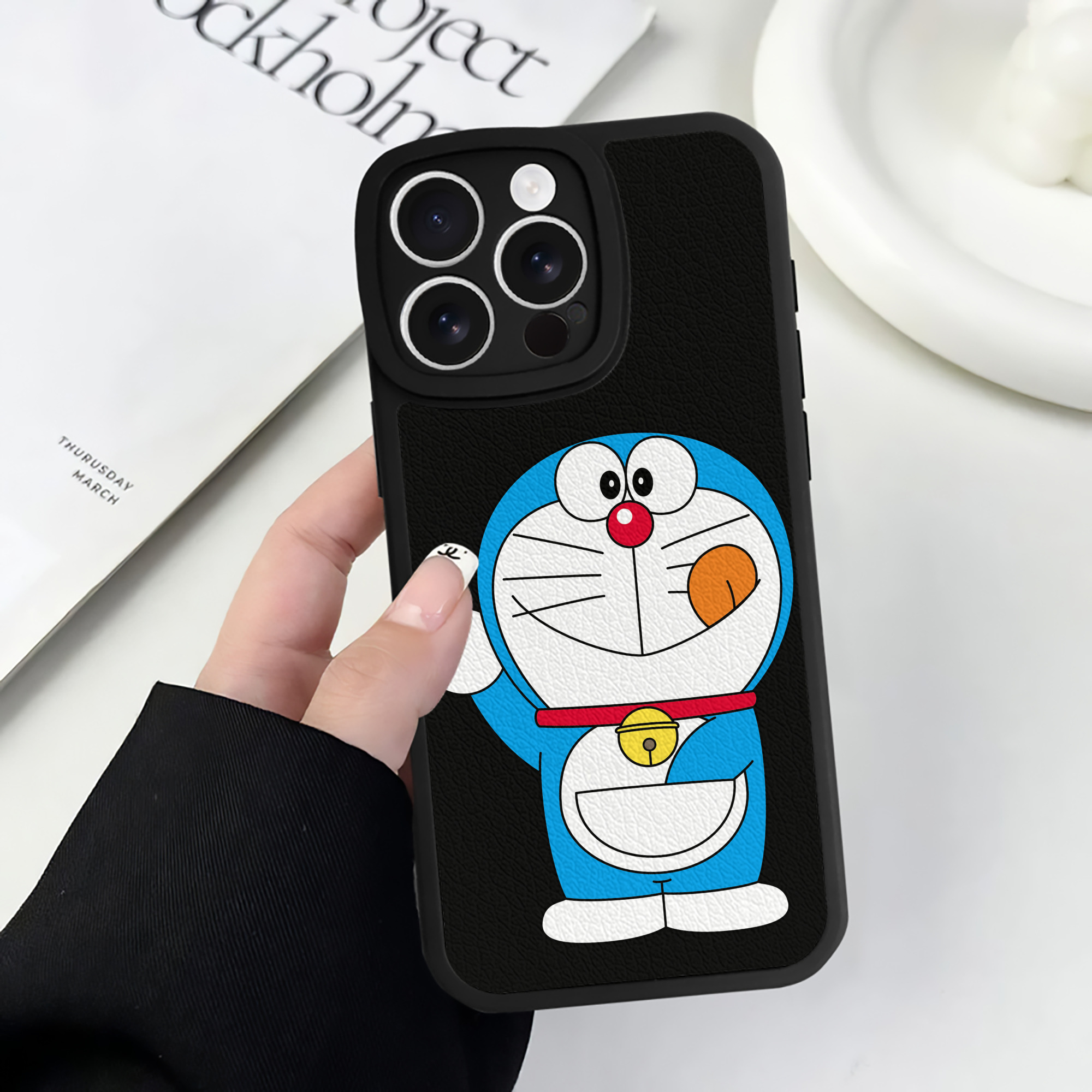 （画像用） ドラえもん Doraemon 【iPhone 16シリーズ対応】シリコンスマホケース（レザー調） 材質：シリコン